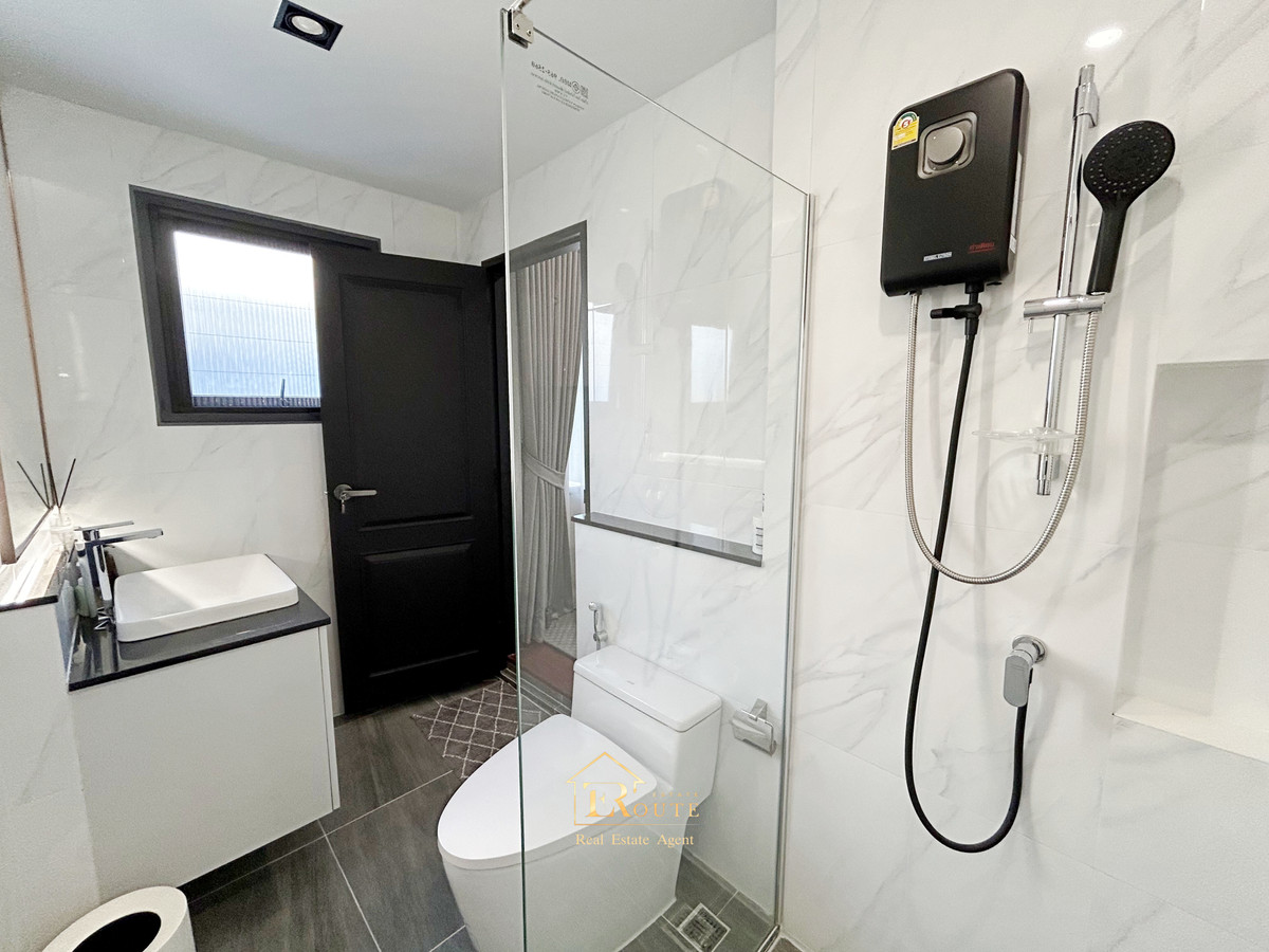 For SaleHousePathum Thani,Rangsit, Thammasat : CENTRO Don Mueang - Chaengwattana for sale, corner plot, size 83.5 sq m, newly decorated, plus furniture for the whole house. Near Sisamarn Expressway, travel only 5 minutes.