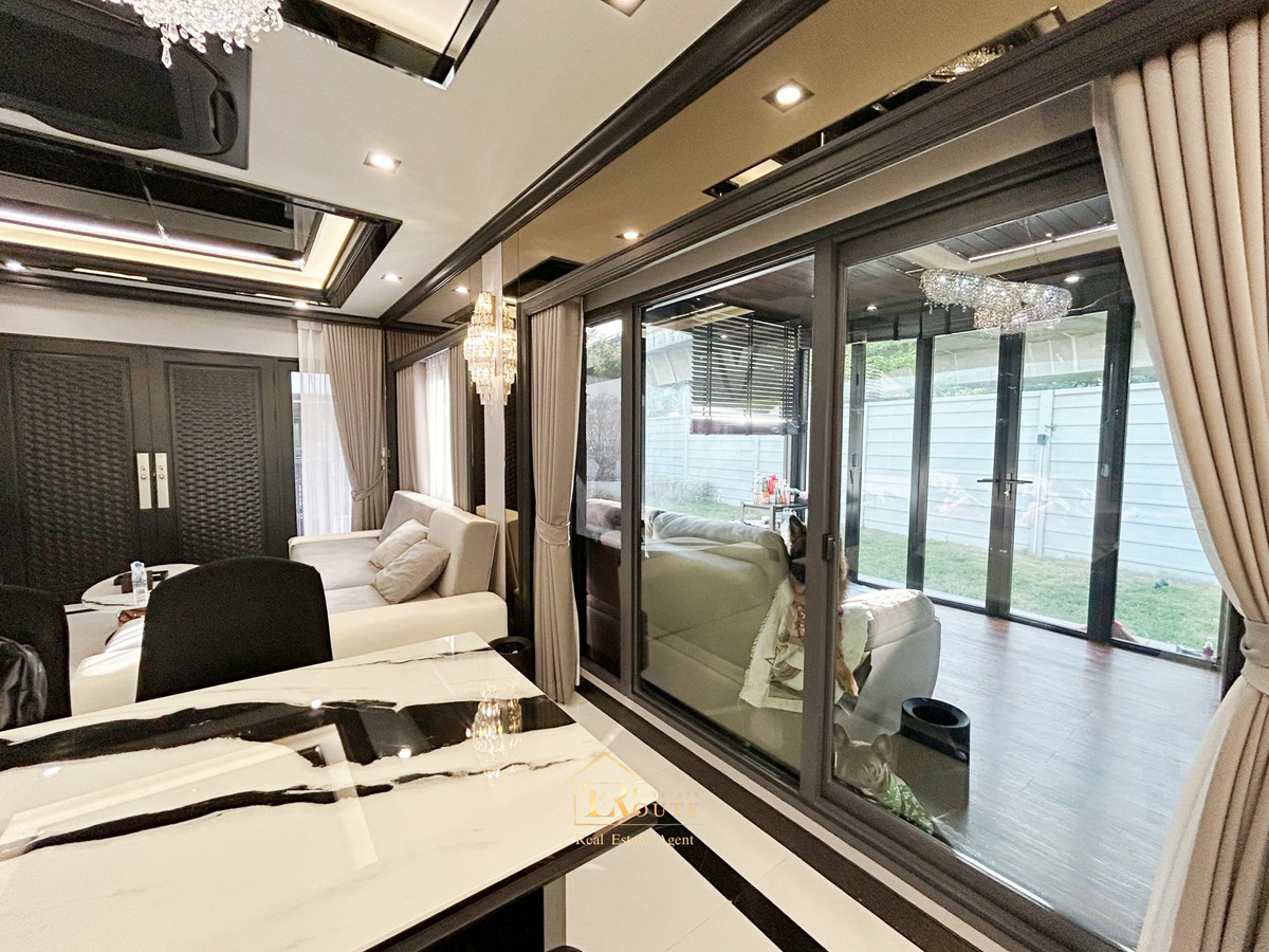 For SaleHousePathum Thani,Rangsit, Thammasat : CENTRO Don Mueang - Chaengwattana for sale, corner plot, size 83.5 sq m, newly decorated, plus furniture for the whole house. Near Sisamarn Expressway, travel only 5 minutes.