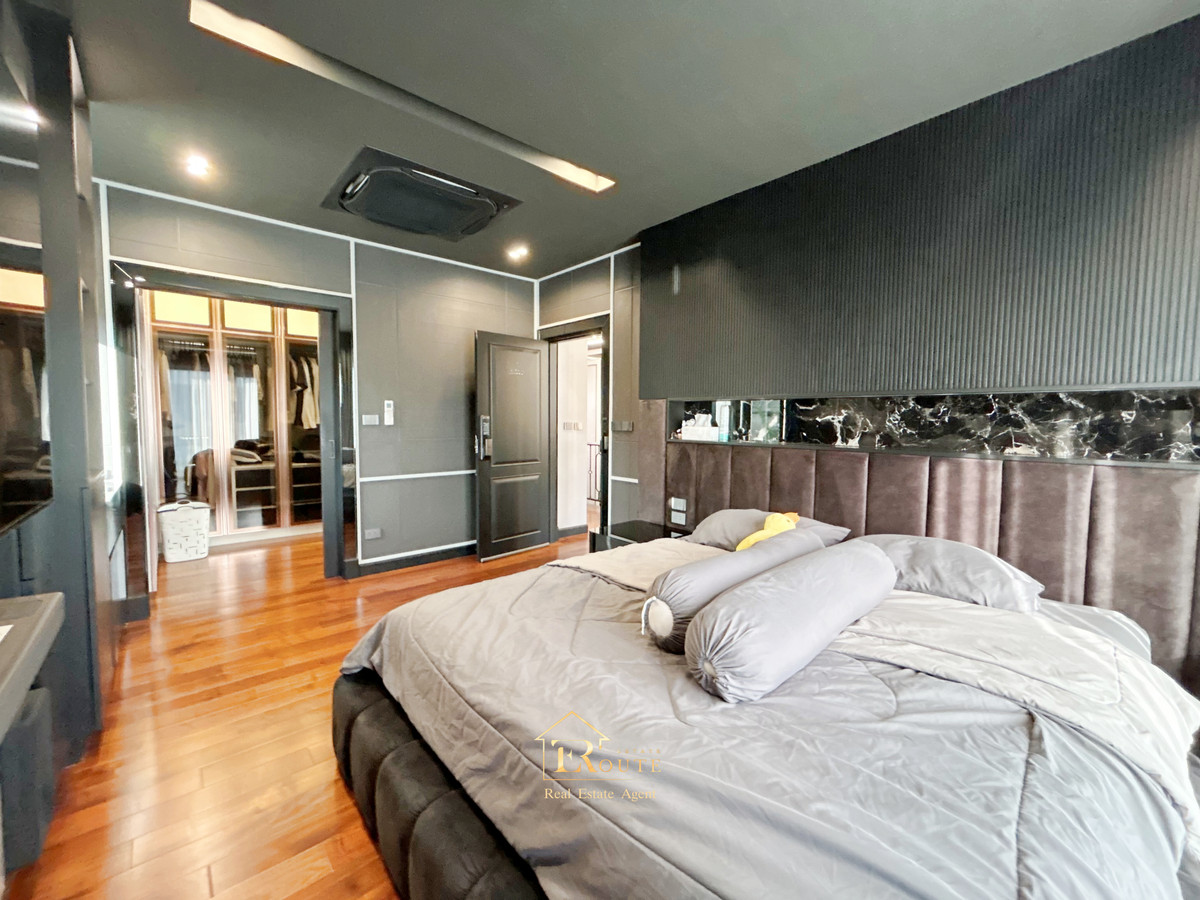 For SaleHousePathum Thani,Rangsit, Thammasat : CENTRO Don Mueang - Chaengwattana for sale, corner plot, size 83.5 sq m, newly decorated, plus furniture for the whole house. Near Sisamarn Expressway, travel only 5 minutes.