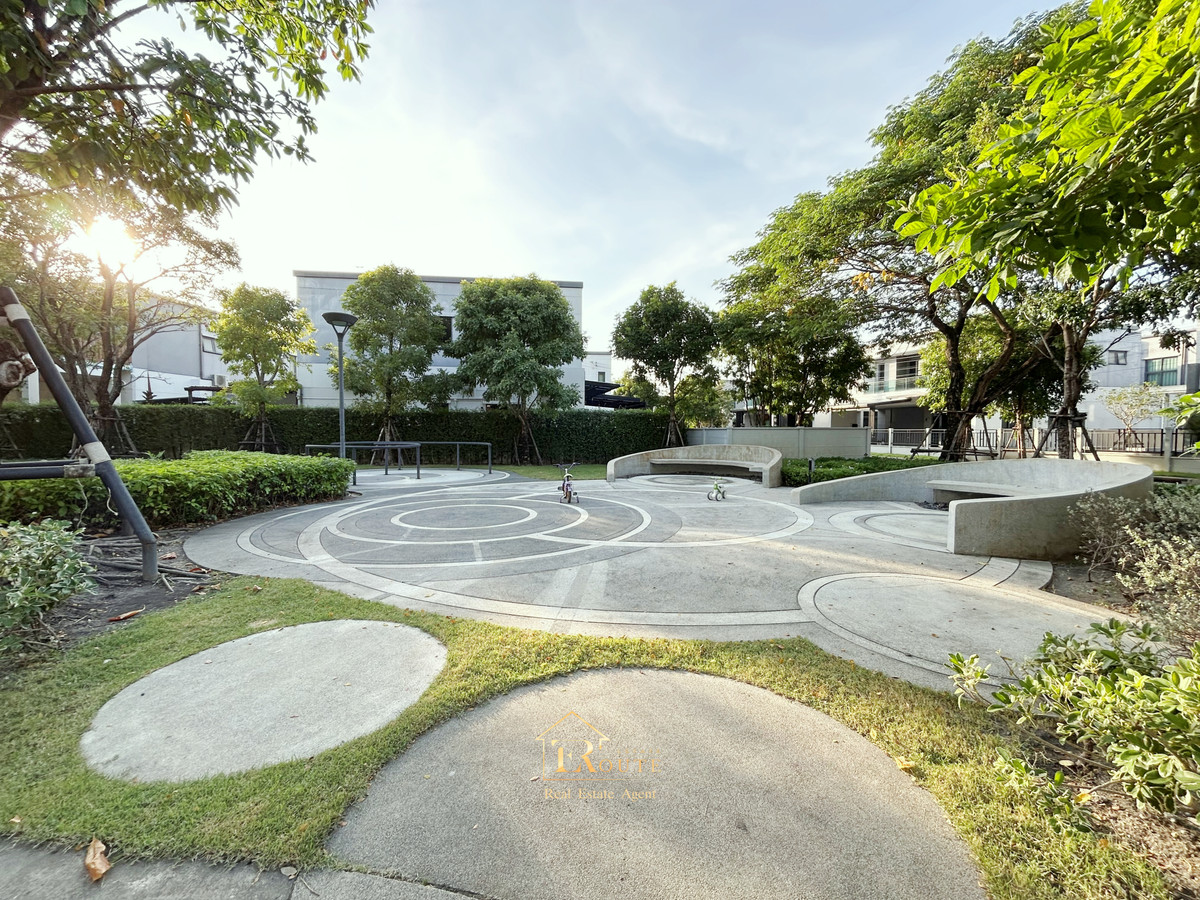 For SaleHousePathum Thani,Rangsit, Thammasat : CENTRO Don Mueang - Chaengwattana for sale, corner plot, size 83.5 sq m, newly decorated, plus furniture for the whole house. Near Sisamarn Expressway, travel only 5 minutes.