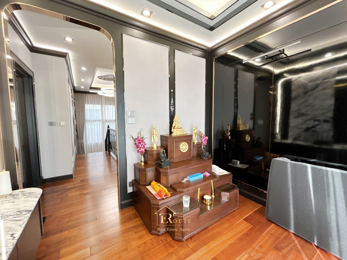 For SaleHousePathum Thani,Rangsit, Thammasat : CENTRO Don Mueang - Chaengwattana for sale, corner plot, size 83.5 sq m, newly decorated, plus furniture for the whole house. Near Sisamarn Expressway, travel only 5 minutes.