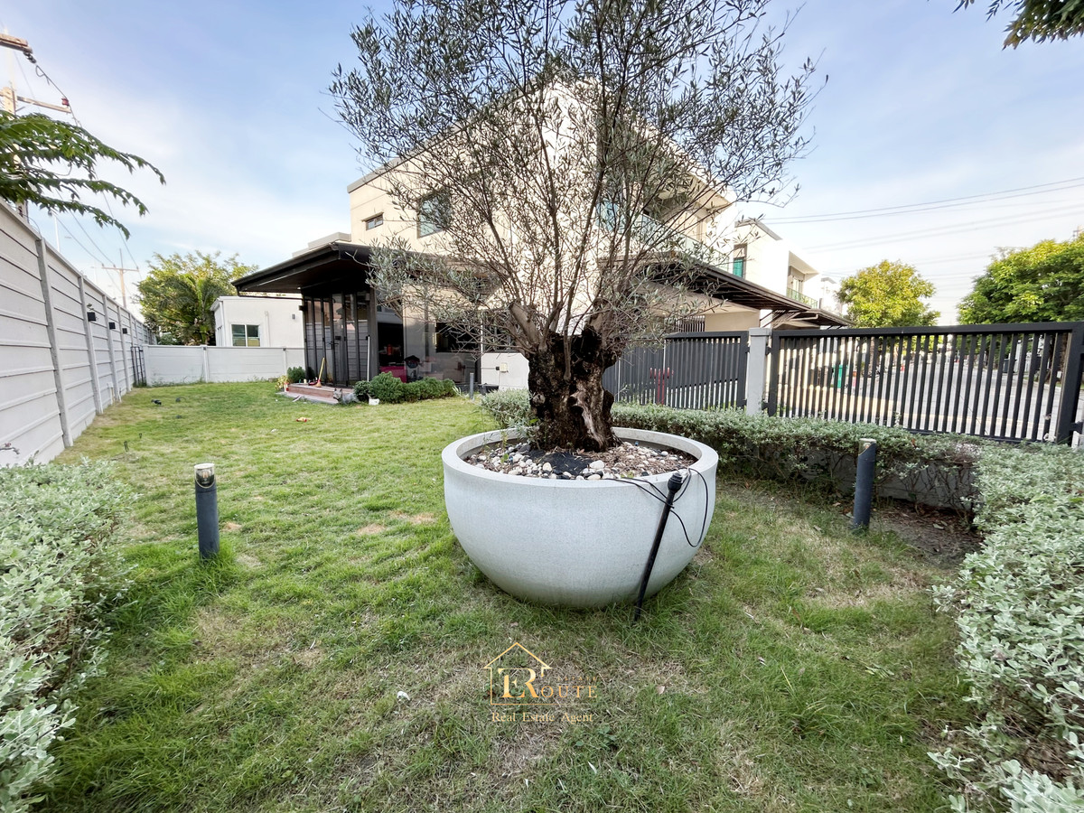 For SaleHousePathum Thani,Rangsit, Thammasat : CENTRO Don Mueang - Chaengwattana for sale, corner plot, size 83.5 sq m, newly decorated, plus furniture for the whole house. Near Sisamarn Expressway, travel only 5 minutes.