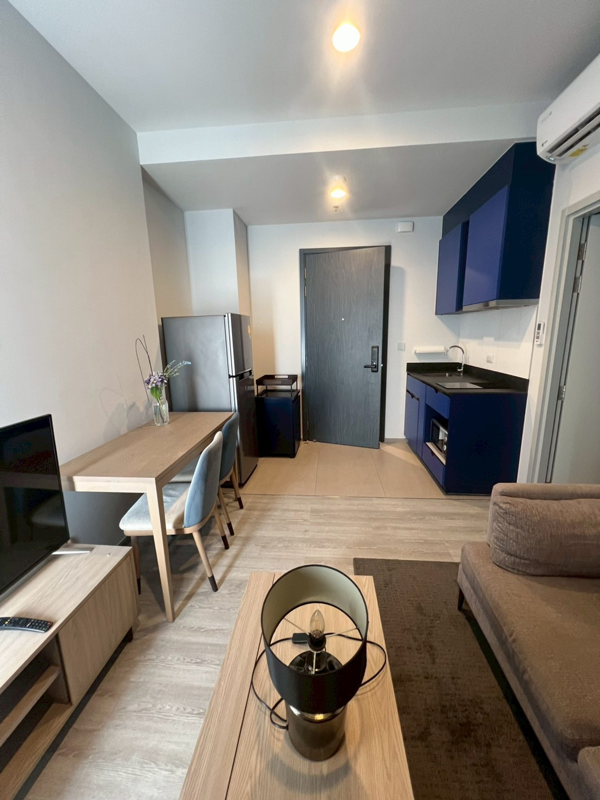 For RentCondoSukhumvit, Asoke, Thonglor : FOR RENT! XT Ekkamai | 1 Bed 1 Bath | 24th Floor High View | Beautiful Built-in Unit  The unit features beautiful Built-in furniture and is fully equipped and ready to move in!  For viewing, please contact Khun Ning at 089-226-2428 (You can also add her o