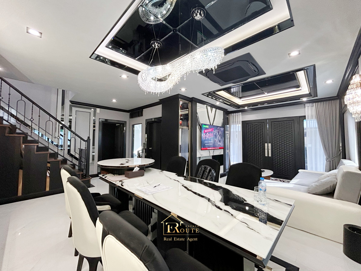 For SaleHousePathum Thani,Rangsit, Thammasat : CENTRO Don Mueang - Chaengwattana for sale, corner plot, size 83.5 sq m, newly decorated, plus furniture for the whole house. Near Sisamarn Expressway, travel only 5 minutes.