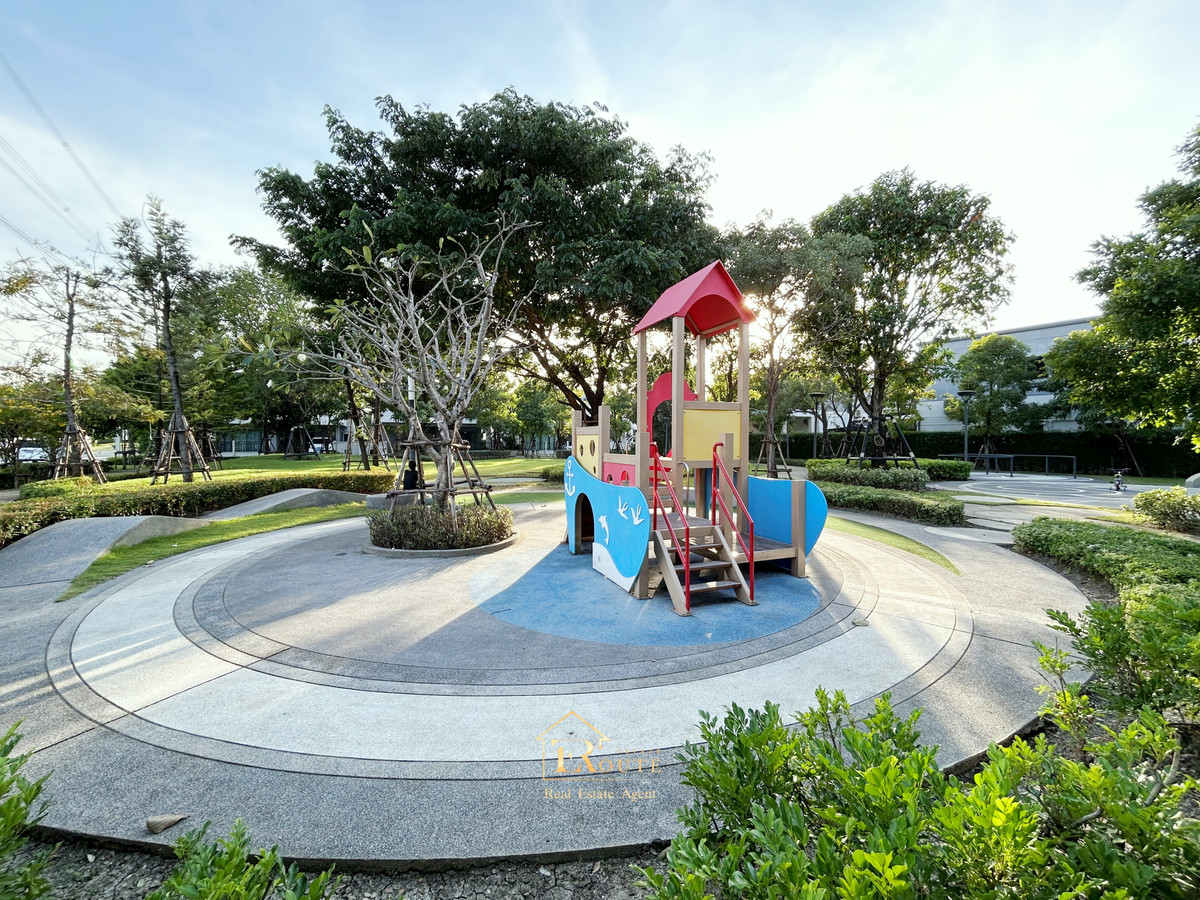 For SaleHousePathum Thani,Rangsit, Thammasat : CENTRO Don Mueang - Chaengwattana for sale, corner plot, size 83.5 sq m, newly decorated, plus furniture for the whole house. Near Sisamarn Expressway, travel only 5 minutes.