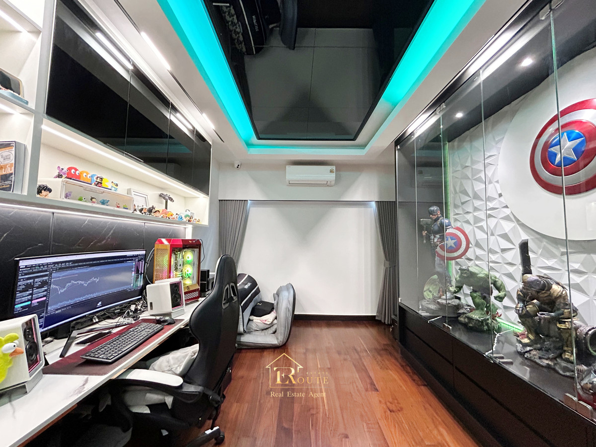 For SaleHousePathum Thani,Rangsit, Thammasat : CENTRO Don Mueang - Chaengwattana for sale, corner plot, size 83.5 sq m, newly decorated, plus furniture for the whole house. Near Sisamarn Expressway, travel only 5 minutes.