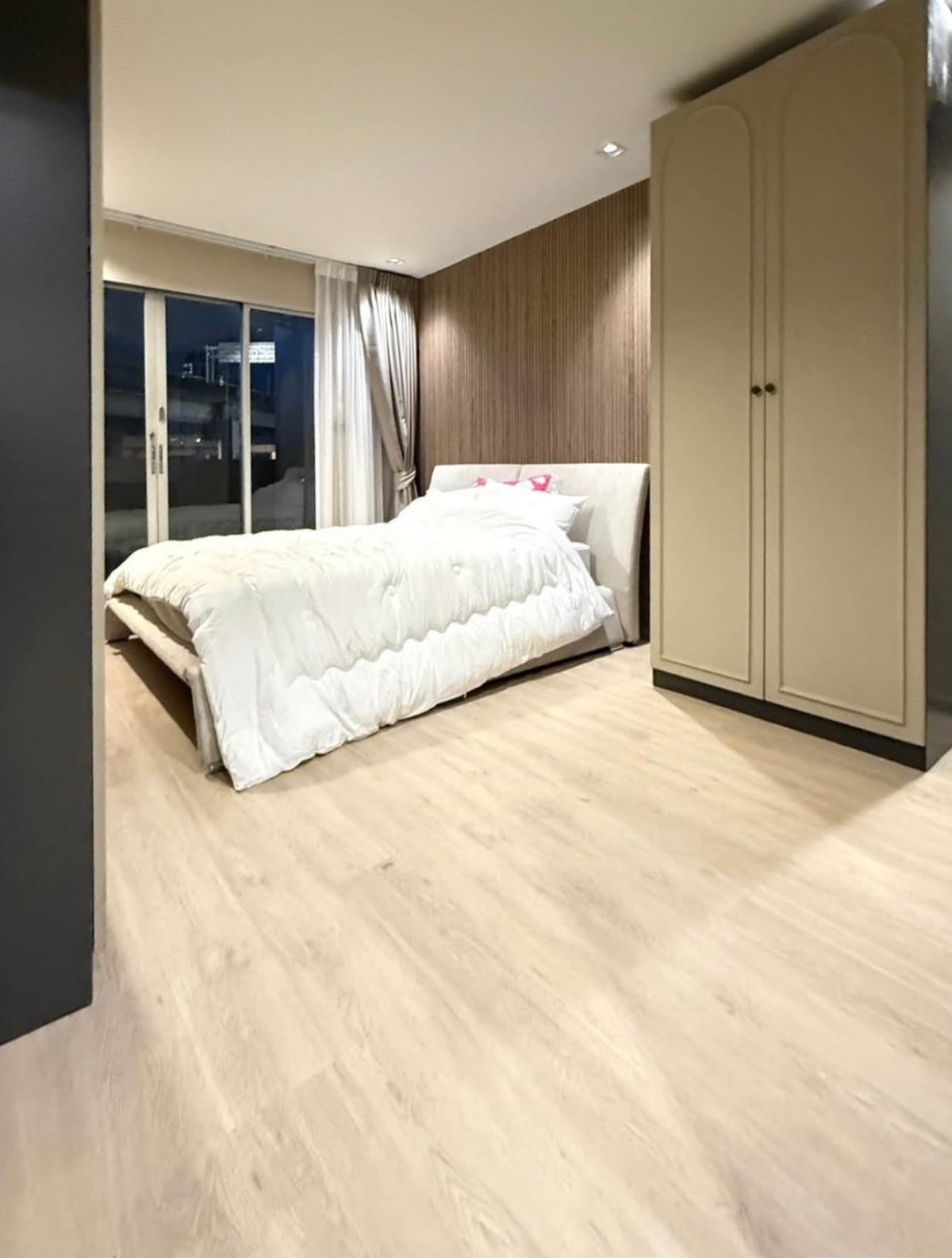 ขายคอนโดวิทยุ ชิดลม หลังสวน : ขายด่วน Pet Friendly Condo Wittayu Complex 93 ตร.ม. 2 ห้องนอน ราคาถูกสุดในตึก 5.5 ล้าน Yield มีโอกาสสูงถึง 6-8%  ราคา: 5,500,000 บาท 