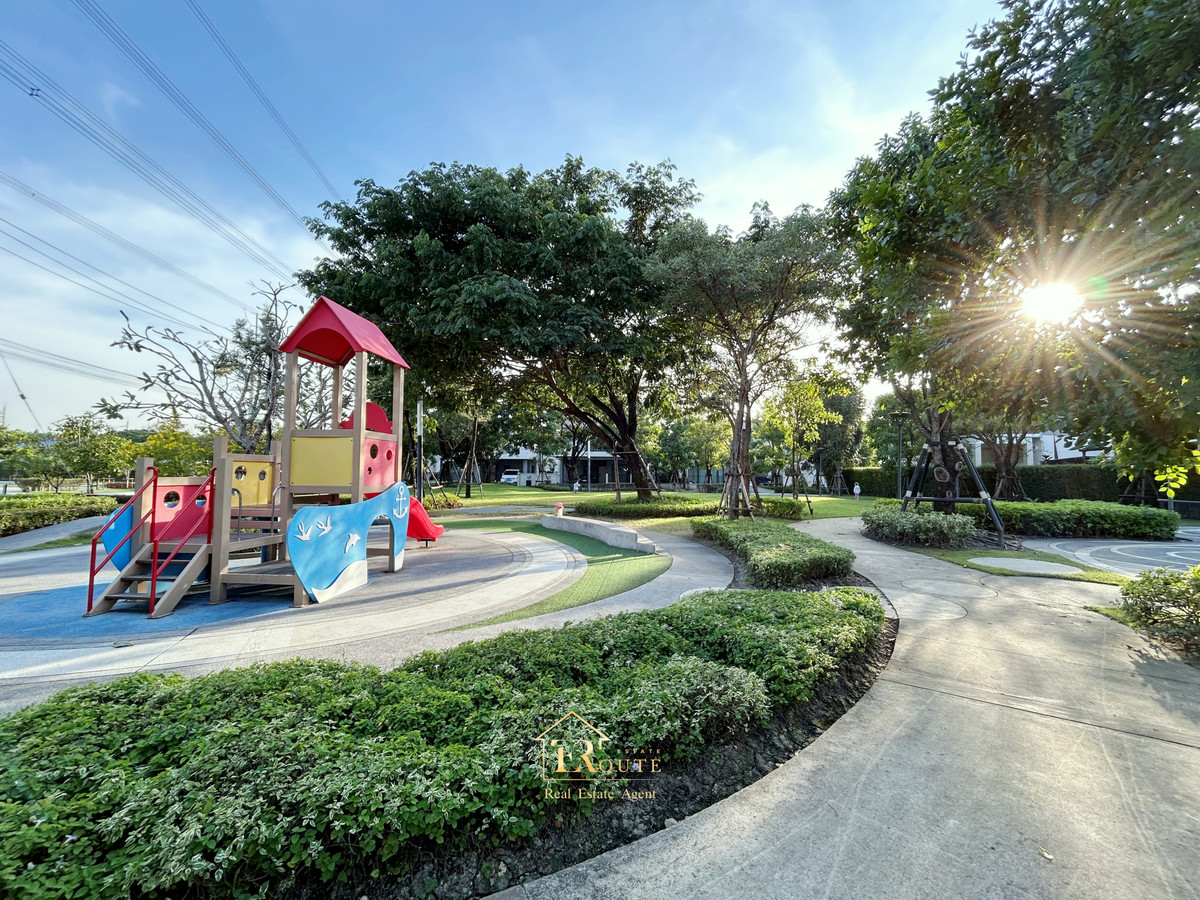 For SaleHousePathum Thani,Rangsit, Thammasat : CENTRO Don Mueang - Chaengwattana for sale, corner plot, size 83.5 sq m, newly decorated, plus furniture for the whole house. Near Sisamarn Expressway, travel only 5 minutes.