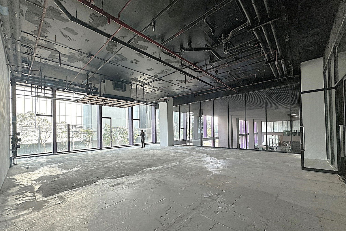 For RentRetail SpaceSukhumvit, Asoke, Thonglor : Retail space for rent next to the BTS station, suitable for all types of businesses ** NO CO-AGENT ** 