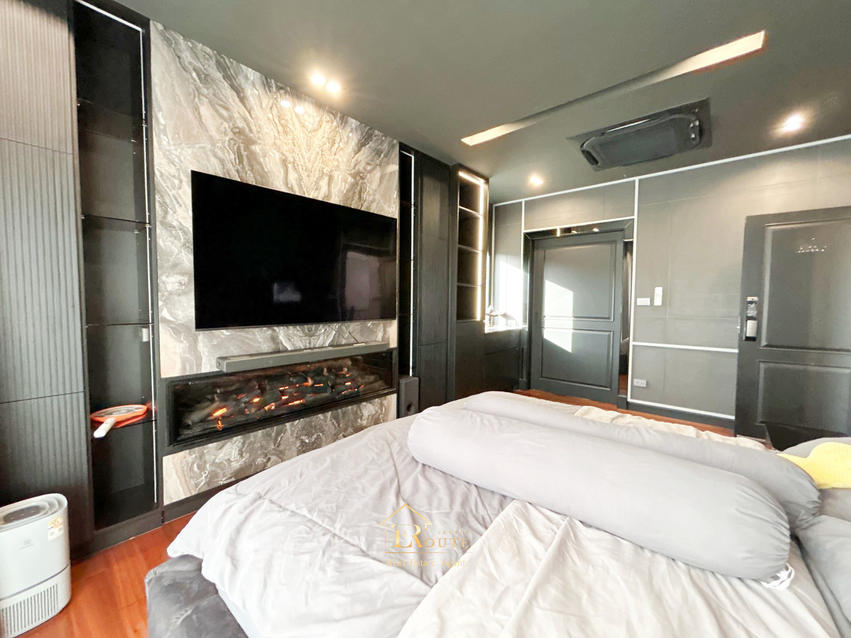 For SaleHousePathum Thani,Rangsit, Thammasat : CENTRO Don Mueang - Chaengwattana for sale, corner plot, size 83.5 sq m, newly decorated, plus furniture for the whole house. Near Sisamarn Expressway, travel only 5 minutes.