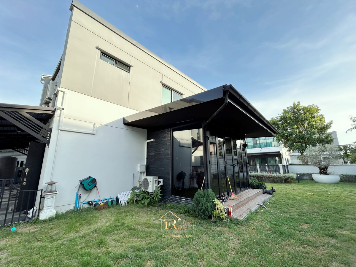 For SaleHousePathum Thani,Rangsit, Thammasat : CENTRO Don Mueang - Chaengwattana for sale, corner plot, size 83.5 sq m, newly decorated, plus furniture for the whole house. Near Sisamarn Expressway, travel only 5 minutes.