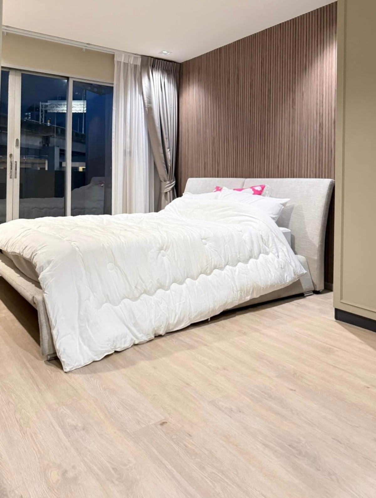 ขายคอนโดวิทยุ ชิดลม หลังสวน : ขายด่วน Pet Friendly Condo Wittayu Complex 93 ตร.ม. 2 ห้องนอน ราคาถูกสุดในตึก 5.5 ล้าน Yield มีโอกาสสูงถึง 6-8%  ราคา: 5,500,000 บาท 