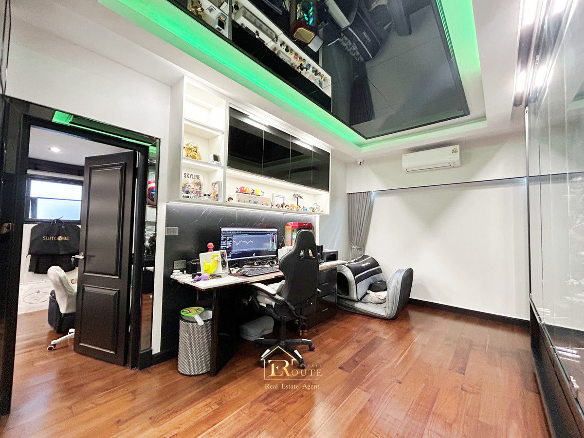 For SaleHousePathum Thani,Rangsit, Thammasat : CENTRO Don Mueang - Chaengwattana for sale, corner plot, size 83.5 sq m, newly decorated, plus furniture for the whole house. Near Sisamarn Expressway, travel only 5 minutes.