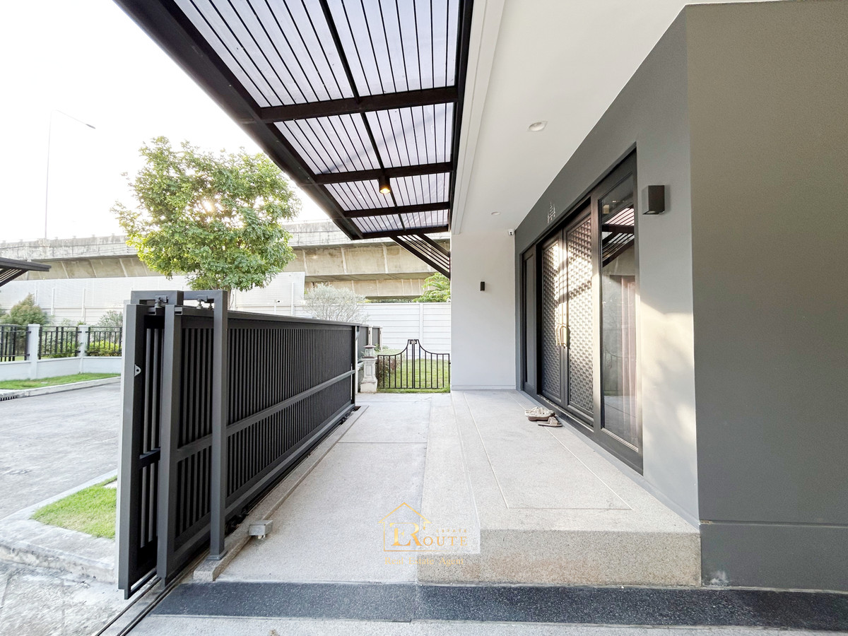 For SaleHousePathum Thani,Rangsit, Thammasat : CENTRO Don Mueang - Chaengwattana for sale, corner plot, size 83.5 sq m, newly decorated, plus furniture for the whole house. Near Sisamarn Expressway, travel only 5 minutes.