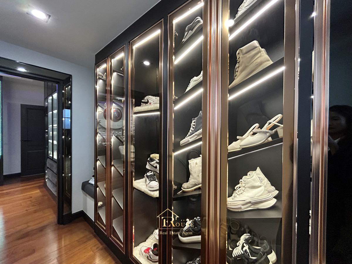 For SaleHousePathum Thani,Rangsit, Thammasat : CENTRO Don Mueang - Chaengwattana for sale, corner plot, size 83.5 sq m, newly decorated, plus furniture for the whole house. Near Sisamarn Expressway, travel only 5 minutes.