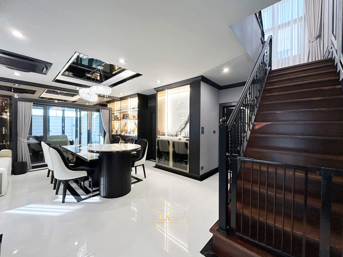 For SaleHousePathum Thani,Rangsit, Thammasat : CENTRO Don Mueang - Chaengwattana for sale, corner plot, size 83.5 sq m, newly decorated, plus furniture for the whole house. Near Sisamarn Expressway, travel only 5 minutes.