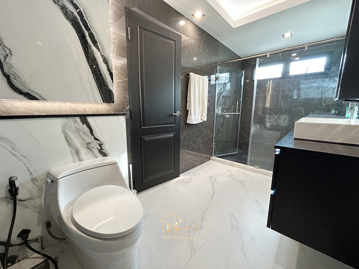 For SaleHousePathum Thani,Rangsit, Thammasat : CENTRO Don Mueang - Chaengwattana for sale, corner plot, size 83.5 sq m, newly decorated, plus furniture for the whole house. Near Sisamarn Expressway, travel only 5 minutes.