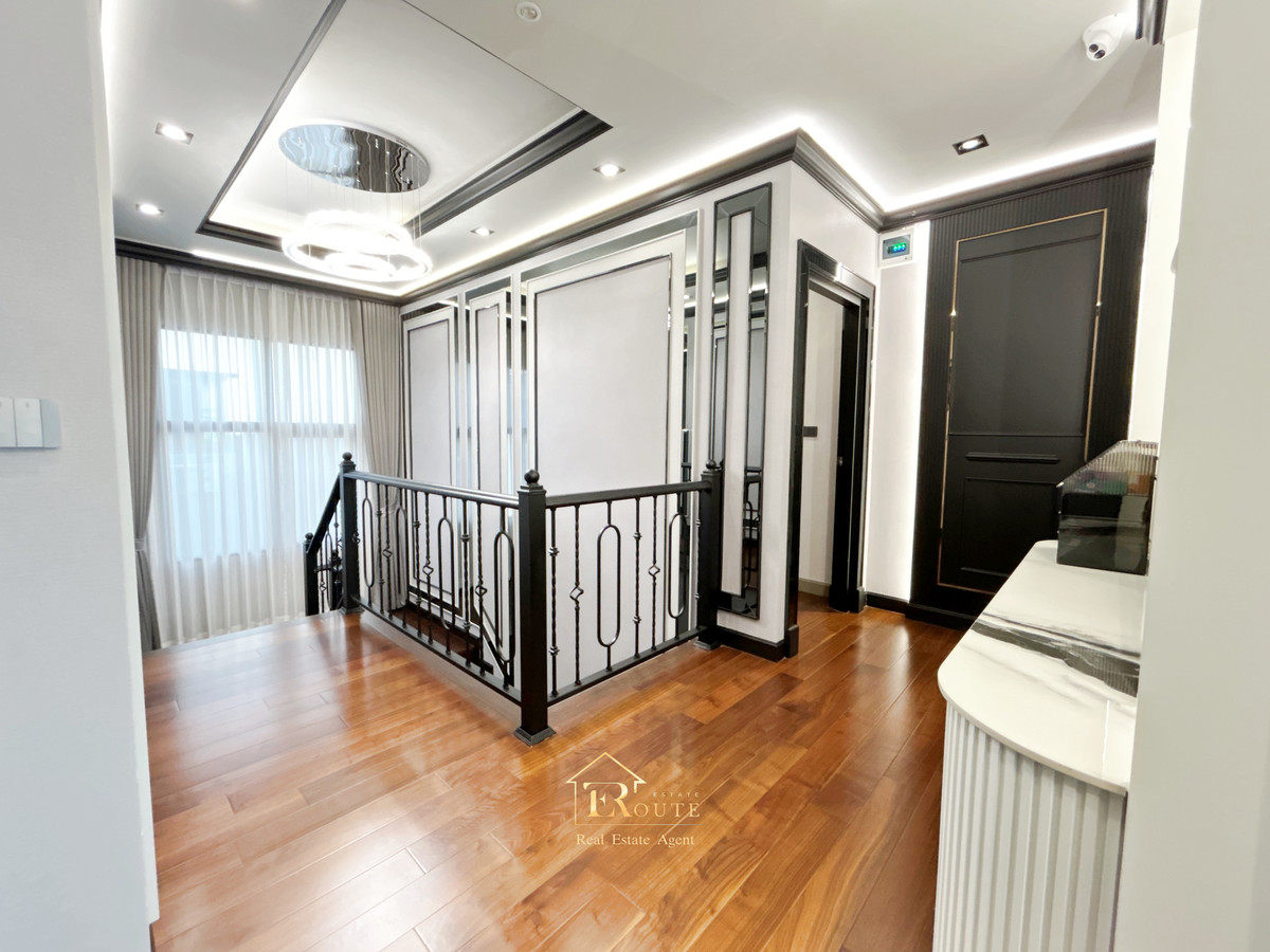 For SaleHousePathum Thani,Rangsit, Thammasat : CENTRO Don Mueang - Chaengwattana for sale, corner plot, size 83.5 sq m, newly decorated, plus furniture for the whole house. Near Sisamarn Expressway, travel only 5 minutes.