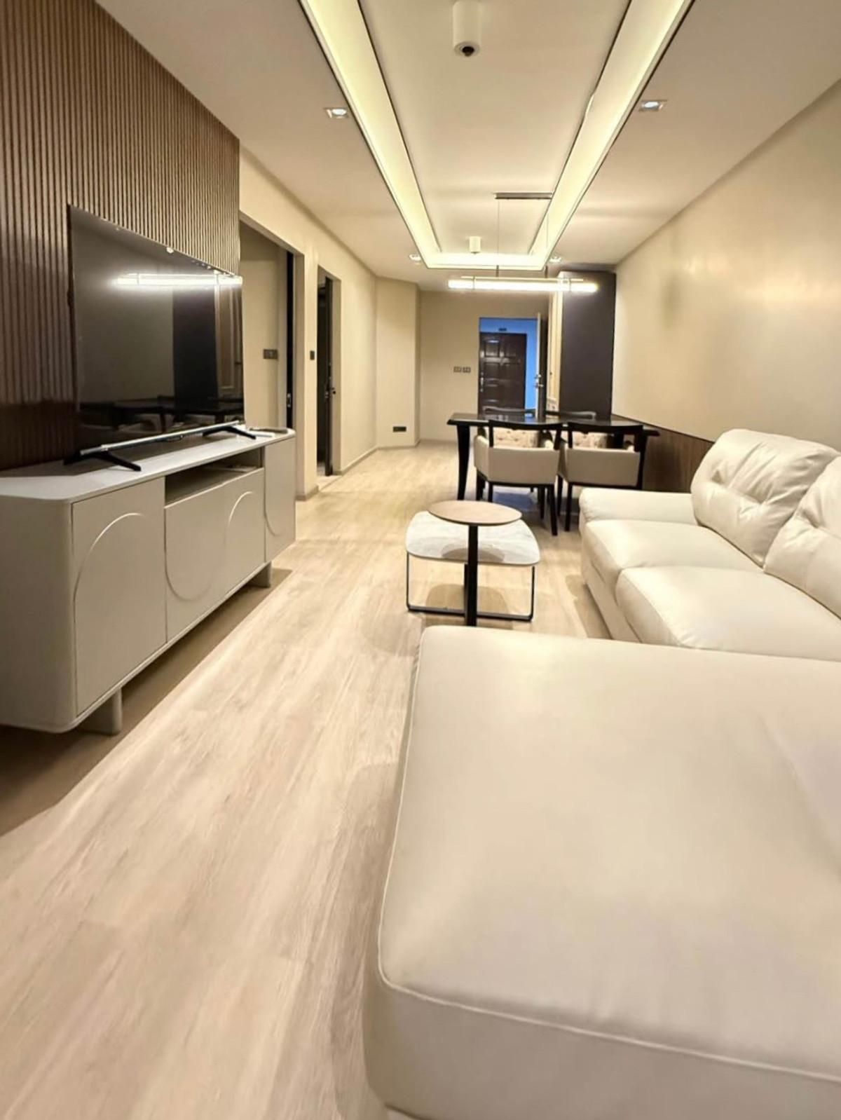 ขายคอนโดวิทยุ ชิดลม หลังสวน : ขายด่วน Pet Friendly Condo Wittayu Complex 93 ตร.ม. 2 ห้องนอน ราคาถูกสุดในตึก 5.5 ล้าน Yield มีโอกาสสูงถึง 6-8%  ราคา: 5,500,000 บาท 