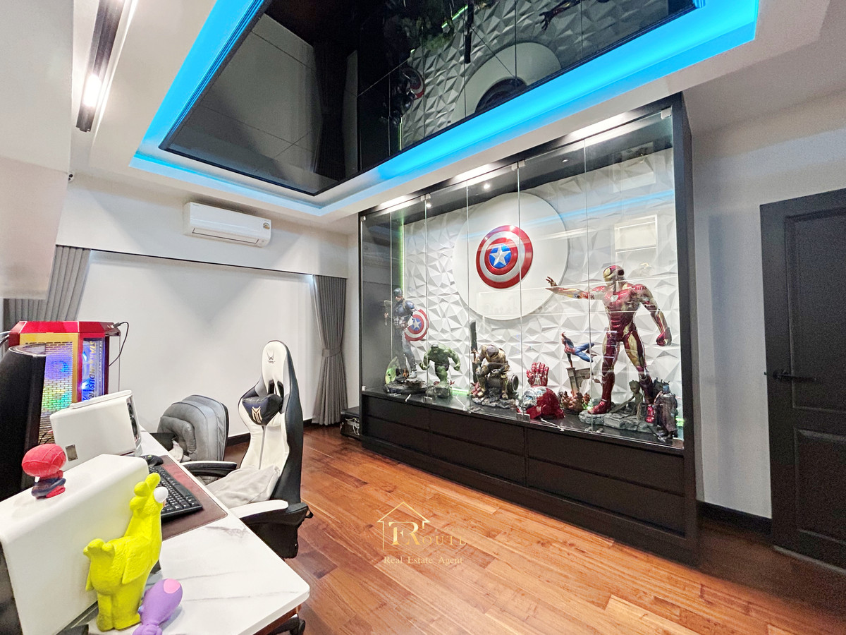 For SaleHousePathum Thani,Rangsit, Thammasat : CENTRO Don Mueang - Chaengwattana for sale, corner plot, size 83.5 sq m, newly decorated, plus furniture for the whole house. Near Sisamarn Expressway, travel only 5 minutes.