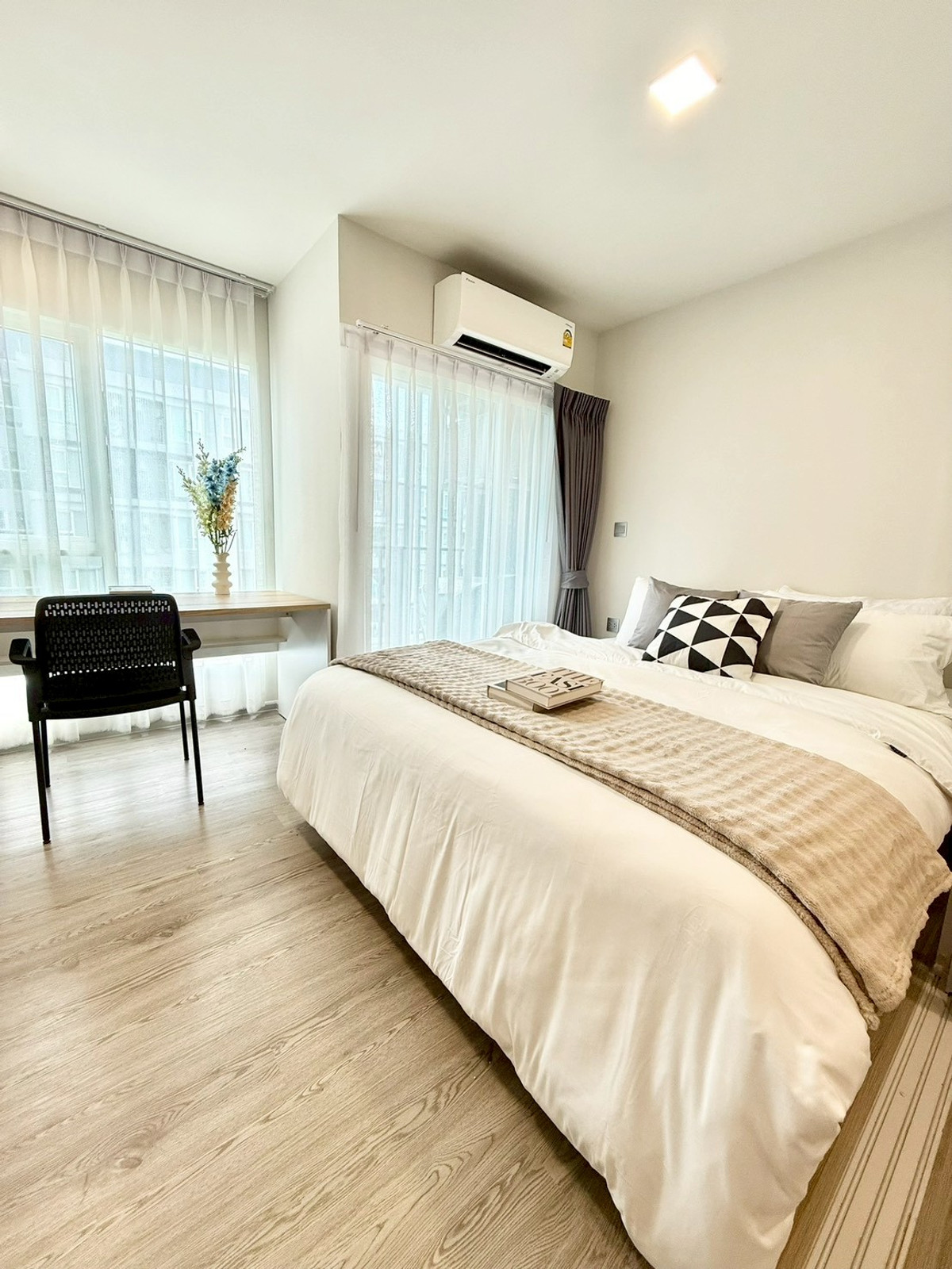 For RentCondoPathum Thani,Rangsit, Thammasat : Kave Town Island, next to Bangkok University, pool view, beautiful built-ins, fully furnished.