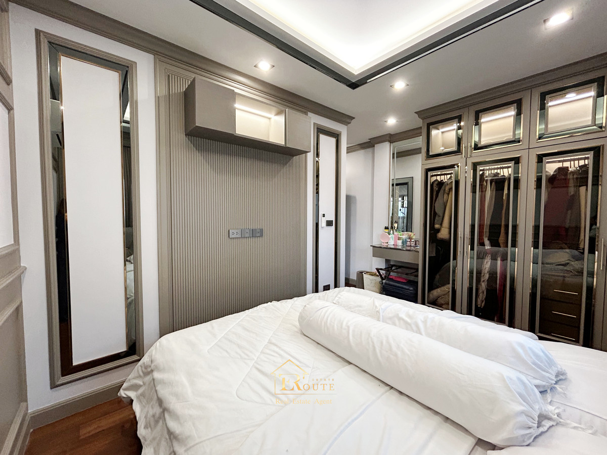 For SaleHousePathum Thani,Rangsit, Thammasat : CENTRO Don Mueang - Chaengwattana for sale, corner plot, size 83.5 sq m, newly decorated, plus furniture for the whole house. Near Sisamarn Expressway, travel only 5 minutes.