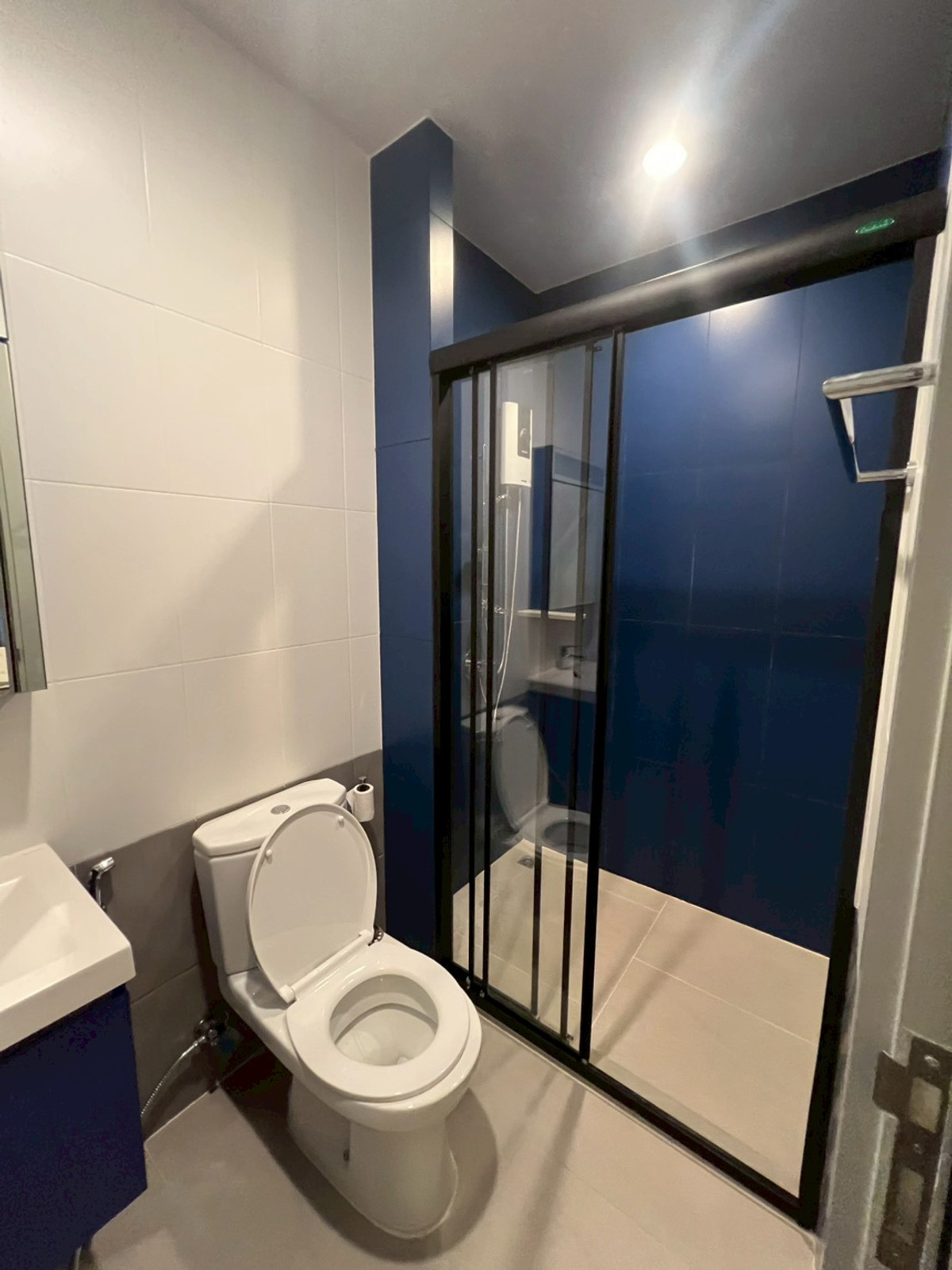 For RentCondoSukhumvit, Asoke, Thonglor : FOR RENT! XT Ekkamai | 1 Bed 1 Bath | 24th Floor High View | Beautiful Built-in Unit  The unit features beautiful Built-in furniture and is fully equipped and ready to move in!  For viewing, please contact Khun Ning at 089-226-2428 (You can also add her o