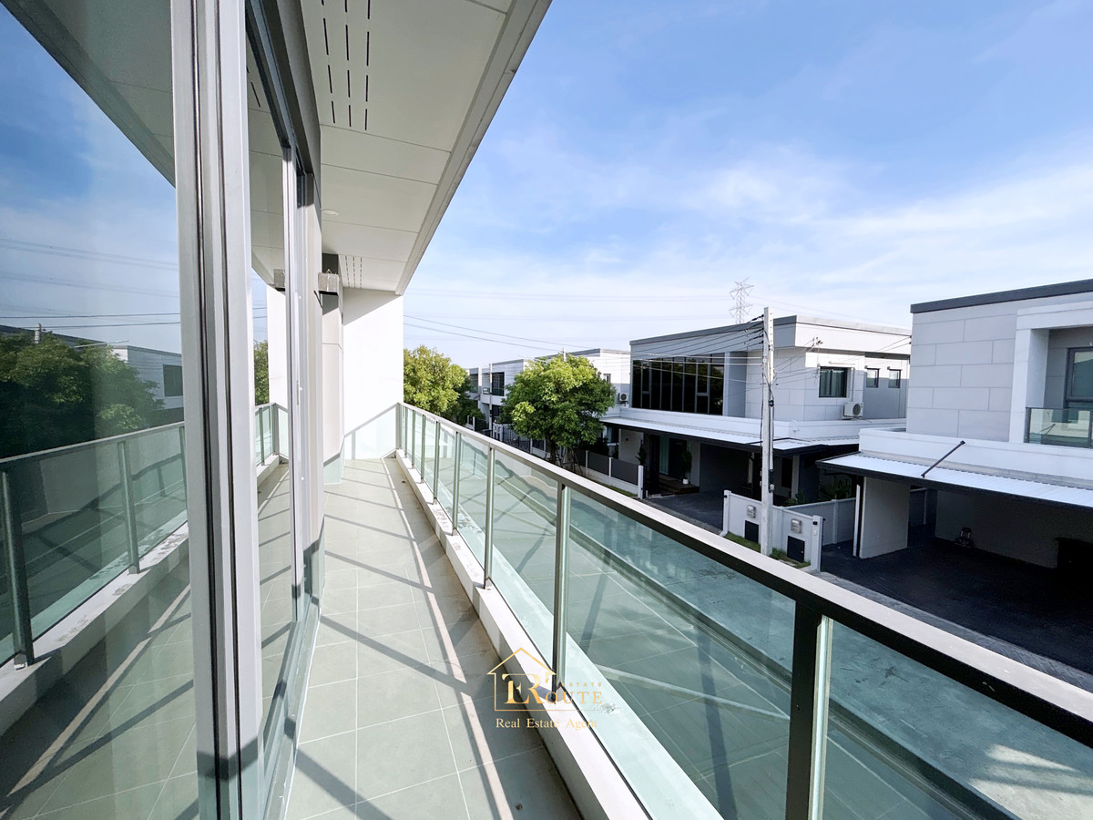 For SaleHousePathum Thani,Rangsit, Thammasat : CENTRO Don Mueang - Chaengwattana for sale, corner plot, size 83.5 sq m, newly decorated, plus furniture for the whole house. Near Sisamarn Expressway, travel only 5 minutes.