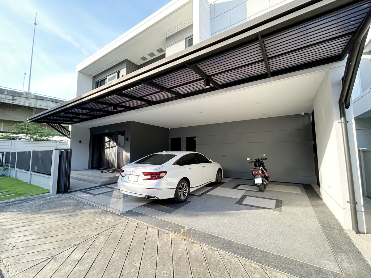 For SaleHousePathum Thani,Rangsit, Thammasat : CENTRO Don Mueang - Chaengwattana for sale, corner plot, size 83.5 sq m, newly decorated, plus furniture for the whole house. Near Sisamarn Expressway, travel only 5 minutes.