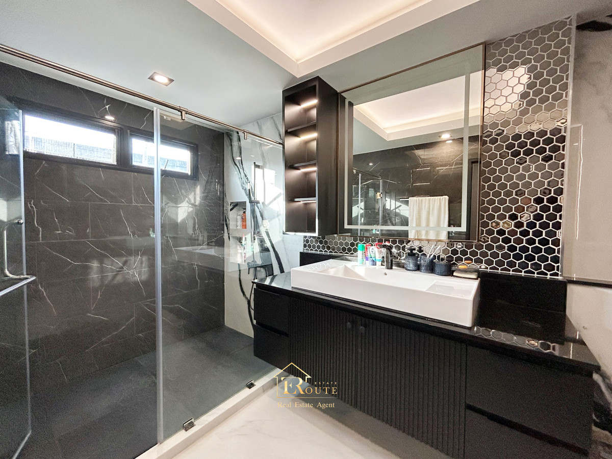 For SaleHousePathum Thani,Rangsit, Thammasat : CENTRO Don Mueang - Chaengwattana for sale, corner plot, size 83.5 sq m, newly decorated, plus furniture for the whole house. Near Sisamarn Expressway, travel only 5 minutes.