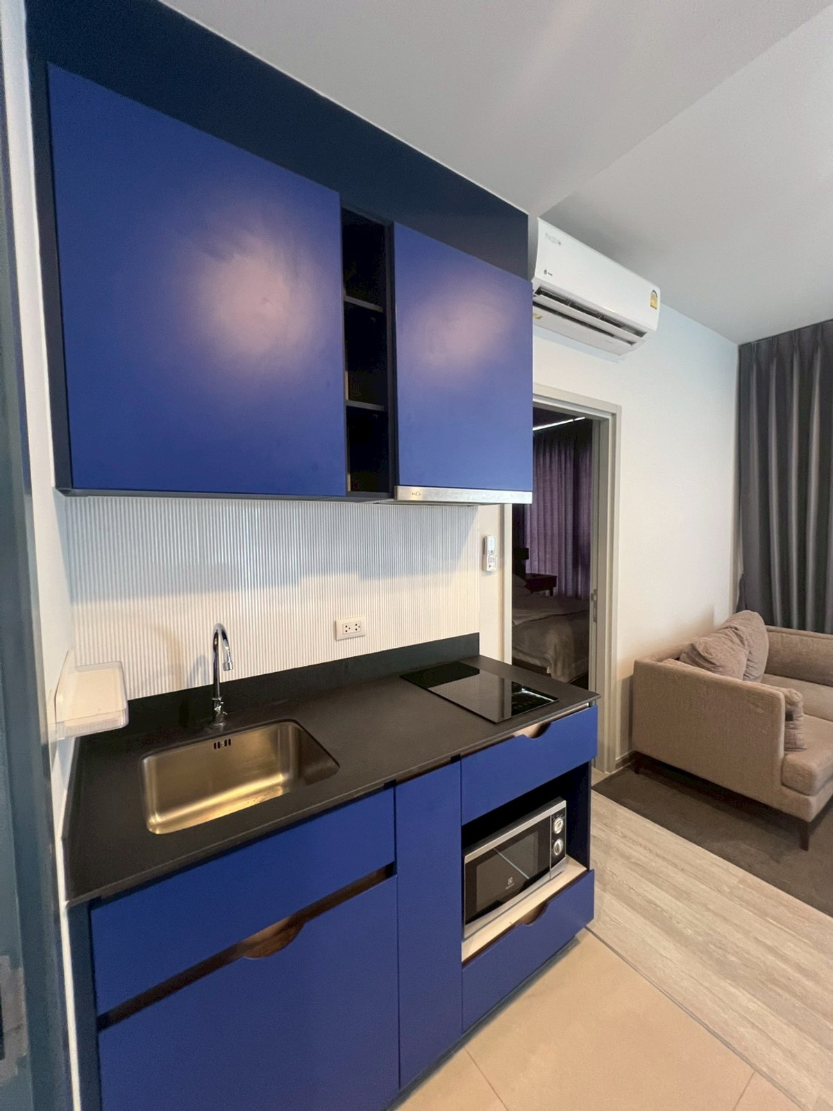 For RentCondoSukhumvit, Asoke, Thonglor : FOR RENT! XT Ekkamai | 1 Bed 1 Bath | 24th Floor High View | Beautiful Built-in Unit  The unit features beautiful Built-in furniture and is fully equipped and ready to move in!  For viewing, please contact Khun Ning at 089-226-2428 (You can also add her o