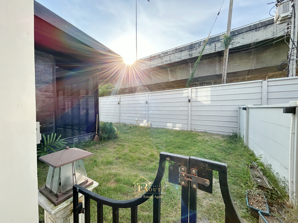 For SaleHousePathum Thani,Rangsit, Thammasat : CENTRO Don Mueang - Chaengwattana for sale, corner plot, size 83.5 sq m, newly decorated, plus furniture for the whole house. Near Sisamarn Expressway, travel only 5 minutes.