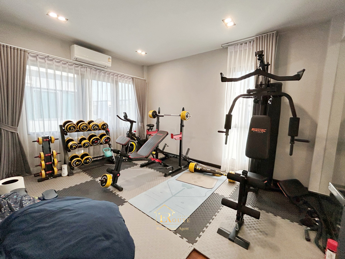 For SaleHousePathum Thani,Rangsit, Thammasat : CENTRO Don Mueang - Chaengwattana for sale, corner plot, size 83.5 sq m, newly decorated, plus furniture for the whole house. Near Sisamarn Expressway, travel only 5 minutes.