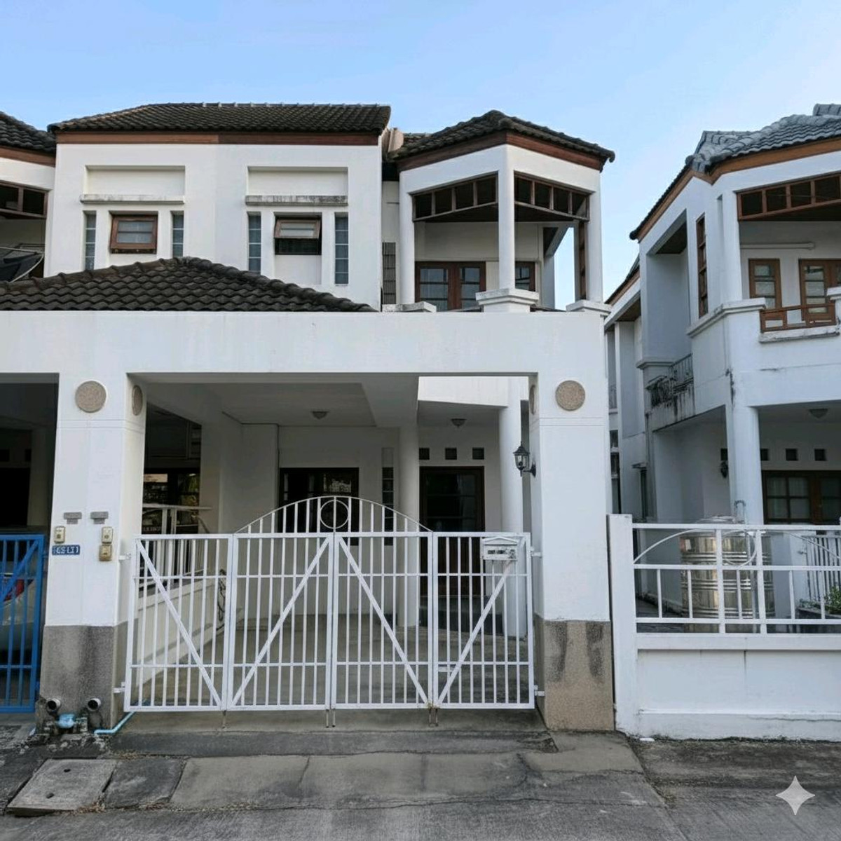 For RentTownhomePattanakan, Srinakarin : ✨ Near the community, convenient travel, ready to move in.