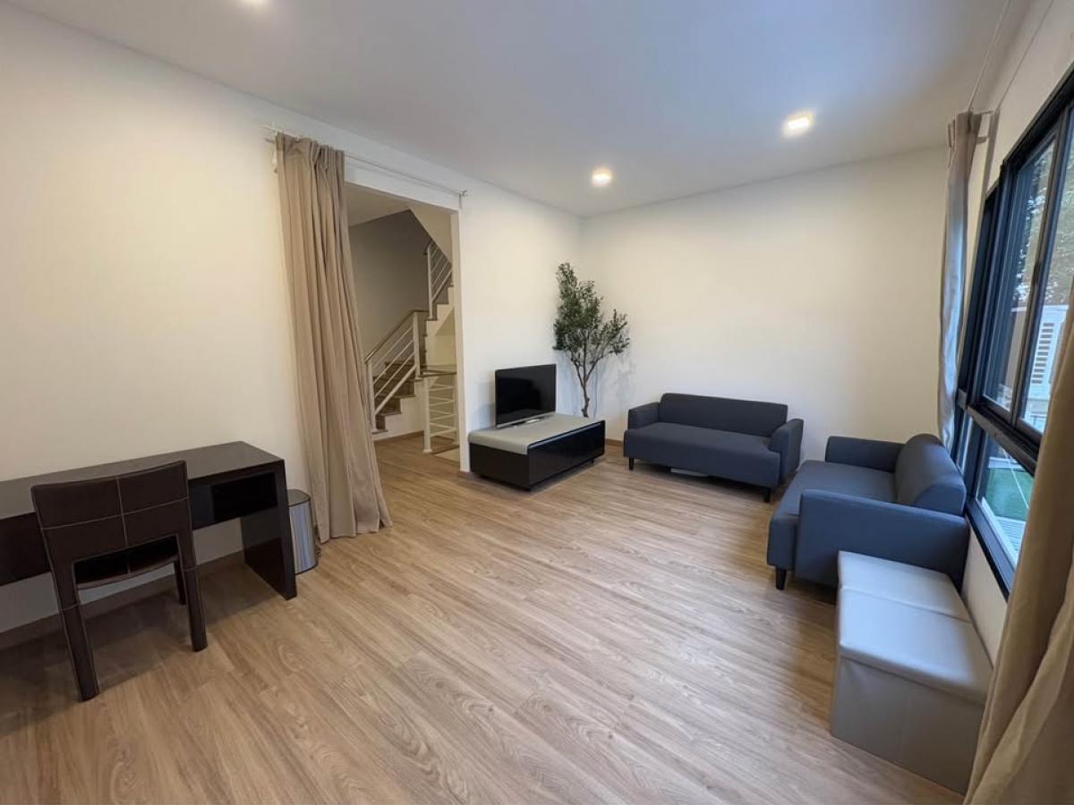 For RentTownhomePattanakan, Srinakarin : Townhome, 3 bedrooms, Patio Srinakarin-Rama 9. Wide area 141 sq m. Rent only 50,000 baht per month.