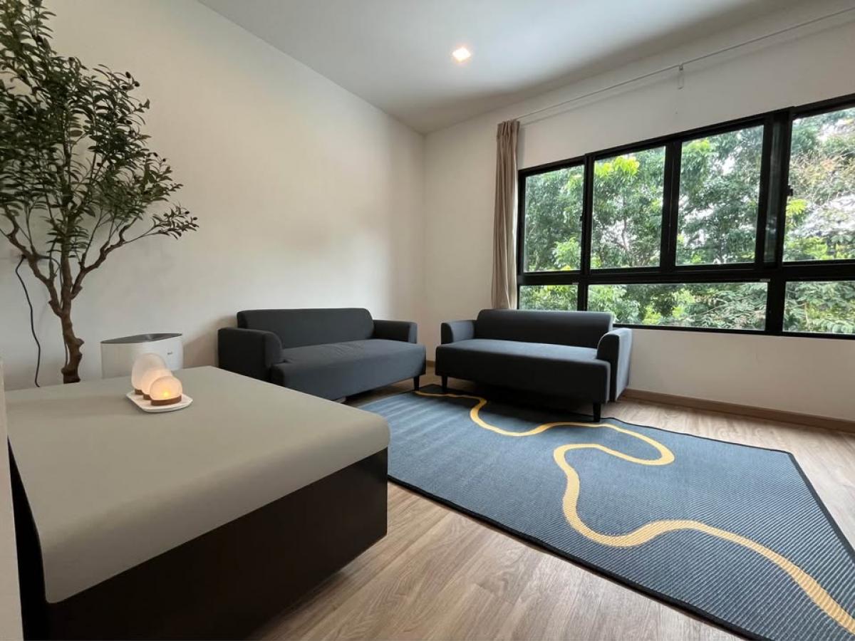 For RentTownhomePattanakan, Srinakarin : Townhome, 3 bedrooms, Patio Srinakarin-Rama 9. Wide area 141 sq m. Rent only 50,000 baht per month.