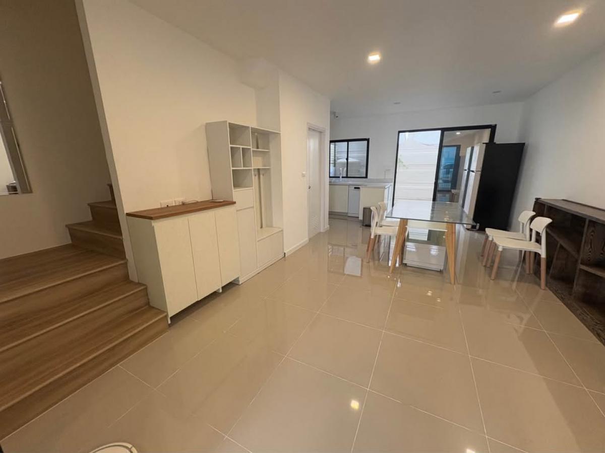 For RentTownhomePattanakan, Srinakarin : Townhome, 3 bedrooms, Patio Srinakarin-Rama 9. Wide area 141 sq m. Rent only 50,000 baht per month.