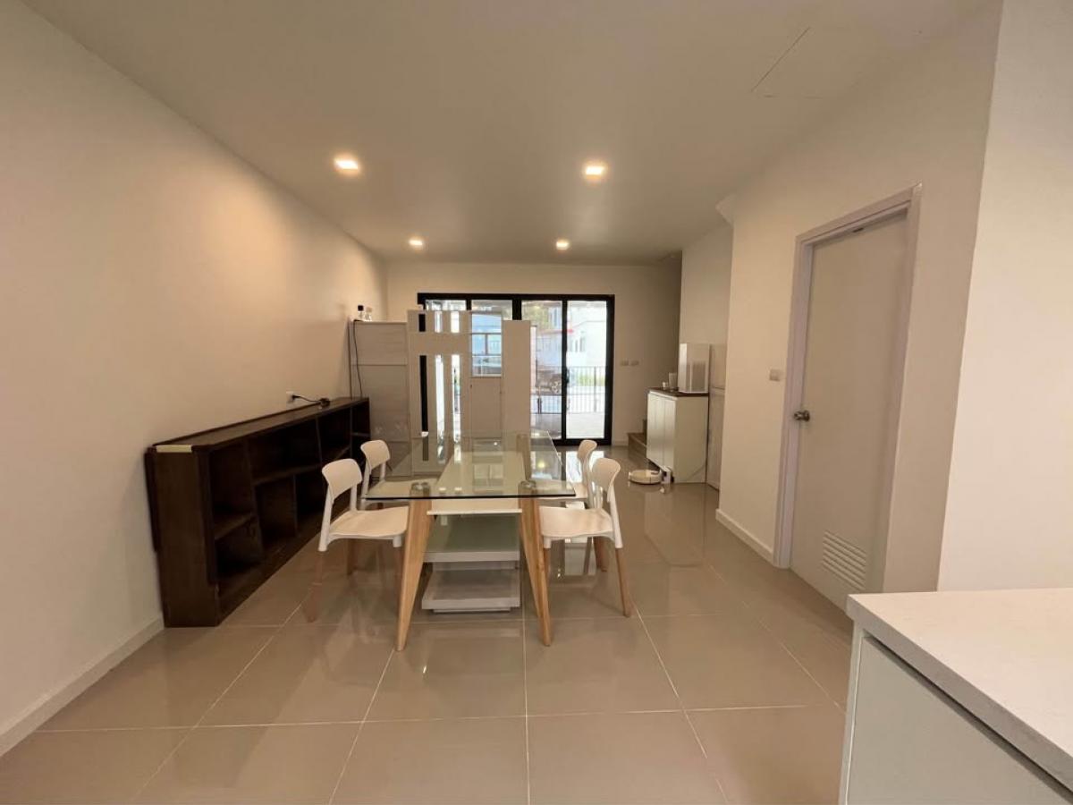 For RentTownhomePattanakan, Srinakarin : Townhome, 3 bedrooms, Patio Srinakarin-Rama 9. Wide area 141 sq m. Rent only 50,000 baht per month.