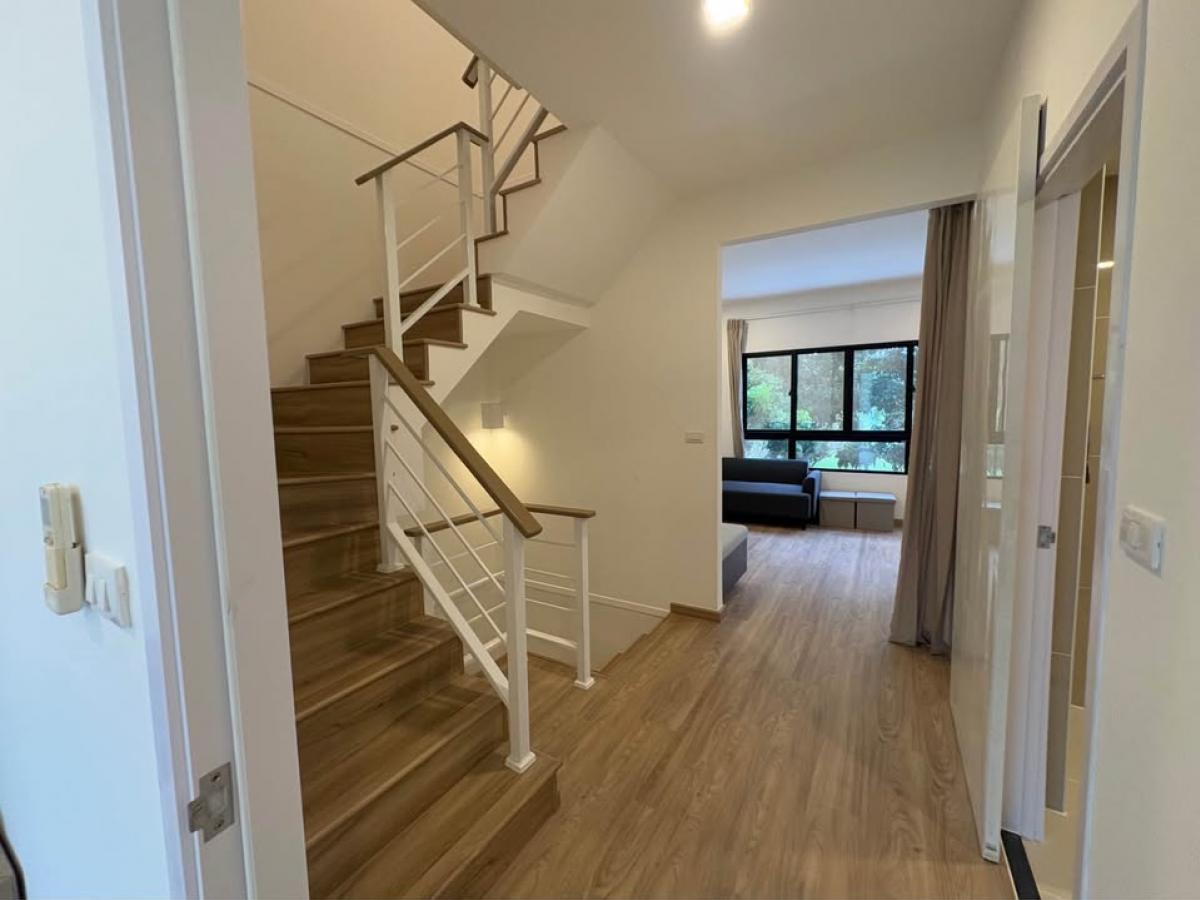 For RentTownhomePattanakan, Srinakarin : Townhome, 3 bedrooms, Patio Srinakarin-Rama 9. Wide area 141 sq m. Rent only 50,000 baht per month.