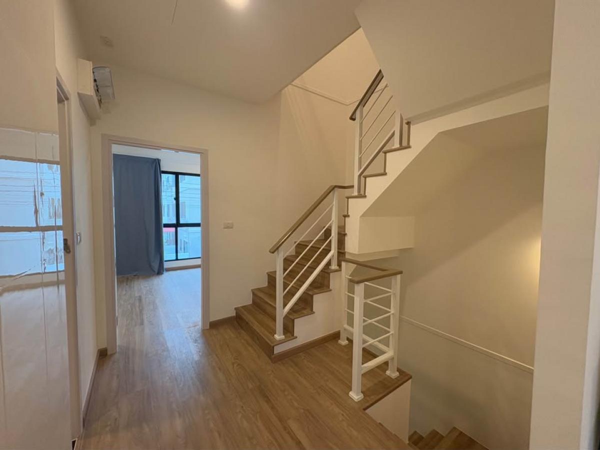 For RentTownhomePattanakan, Srinakarin : Townhome, 3 bedrooms, Patio Srinakarin-Rama 9. Wide area 141 sq m. Rent only 50,000 baht per month.