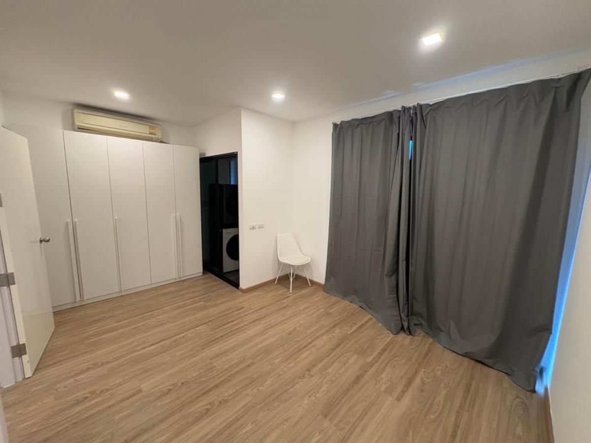 For RentTownhomePattanakan, Srinakarin : Townhome, 3 bedrooms, Patio Srinakarin-Rama 9. Wide area 141 sq m. Rent only 50,000 baht per month.