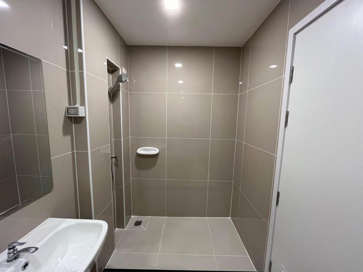 For RentTownhomePattanakan, Srinakarin : Townhome, 3 bedrooms, Patio Srinakarin-Rama 9. Wide area 141 sq m. Rent only 50,000 baht per month.