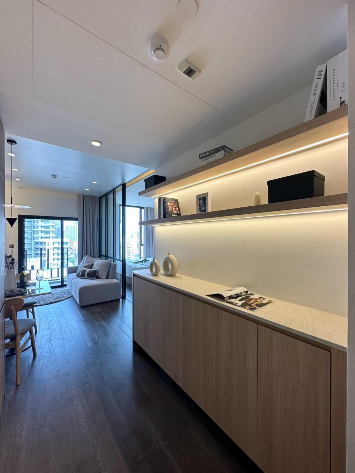 For SaleCondoSukhumvit, Asoke, Thonglor : Condo in the heart of Asoke with beautiful views in a popular shopping areaMuniq Sukhumvit 23 1 bedroom 43 sq.m. Price 9.35 million.