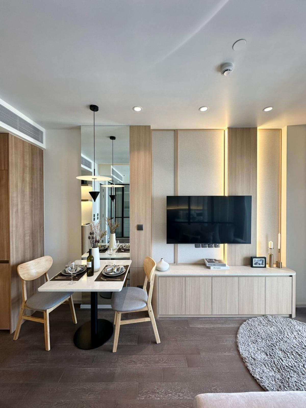 For SaleCondoSukhumvit, Asoke, Thonglor : Condo in the heart of Asoke with beautiful views in a popular shopping areaMuniq Sukhumvit 23 1 bedroom 43 sq.m. Price 9.35 million.