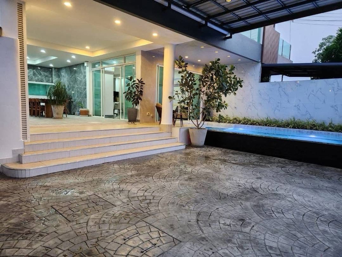 ขายพัทยา บางแสน ชลบุรี สัตหีบ : Pool Villa with 3 stories For Sale !!! South Pattaya 