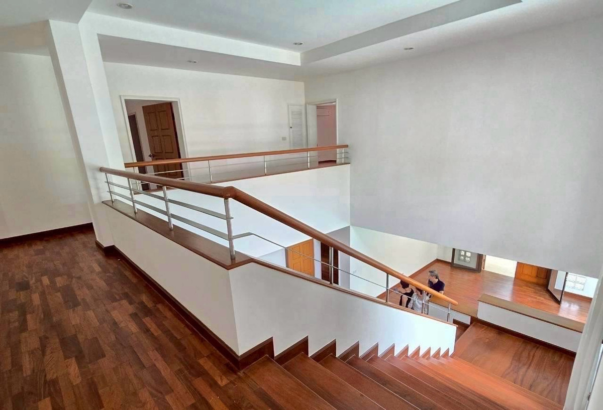 HouseChaengwatana, Muangthong : 📢👇 Newly renovated luxury home with a private pool, located in a quiet and leafy compound just minutes from ISB. Perfect for families seeking comfort, privacy, and convenient access to international schools.