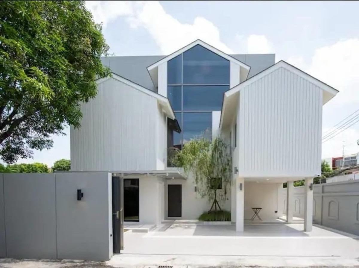 For RentHouseOnnut, Udomsuk : 📢👇For sale  house near Ekamai, nice modern decoration 