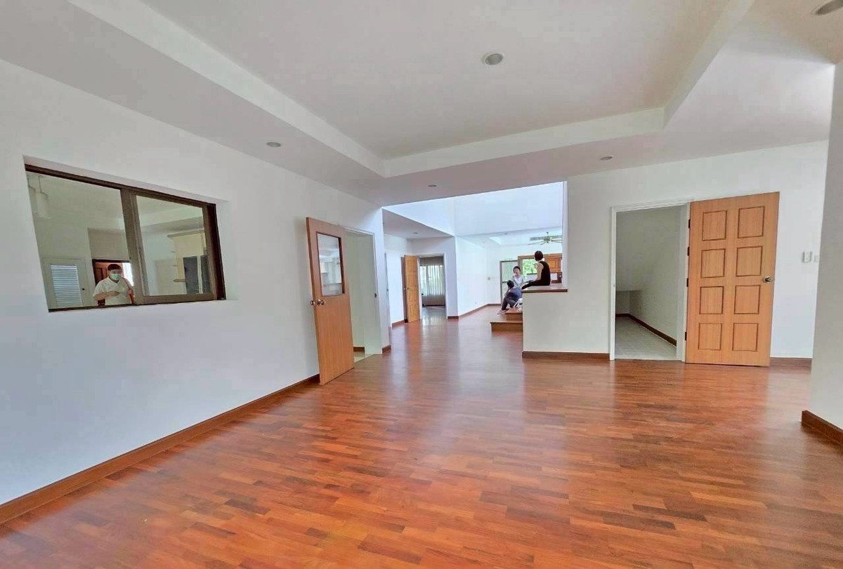 HouseChaengwatana, Muangthong : 📢👇 Newly renovated luxury home with a private pool, located in a quiet and leafy compound just minutes from ISB. Perfect for families seeking comfort, privacy, and convenient access to international schools.