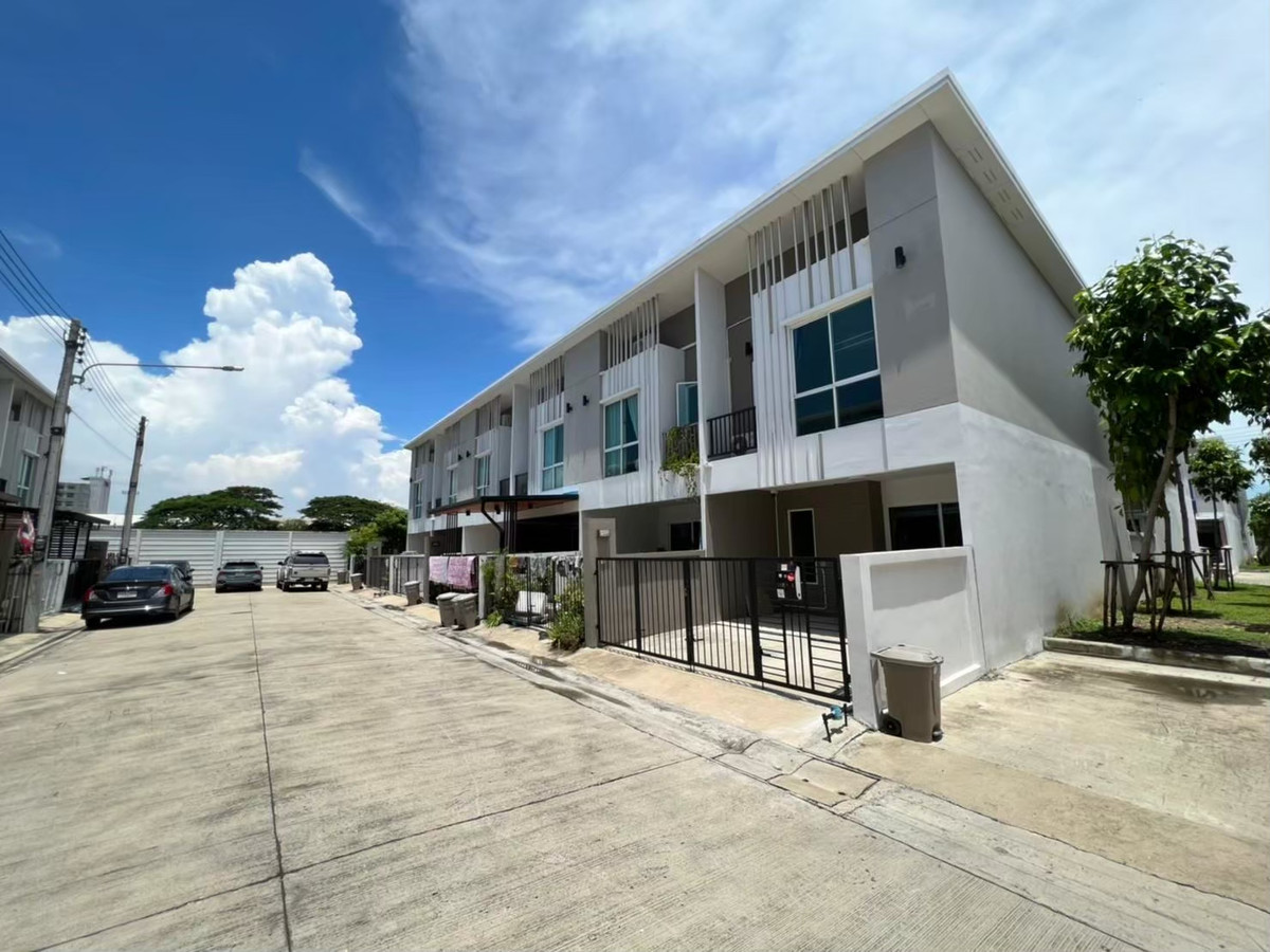 For RentTownhomePhutthamonthon, Salaya : Townhome for rent, decorated and ready to move in. Forre Village, Salaya (road behind Mahidol University and Rajamangala University of Technology Rattanakosin)