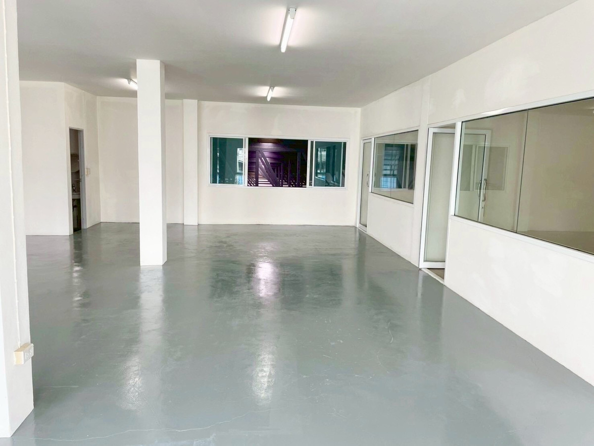 For RentWarehouseSamut Prakan,Samrong : Warehouse for rent in Bang Rak Phatthana with a beautiful office, cheap, suitable for a office and stocking. Interested? Line @841qqlnr
